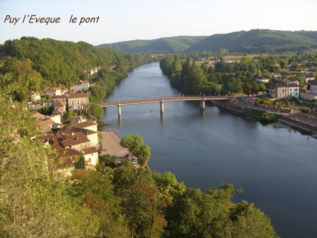 Hotel Bellevue Puy-l'Eveque Exterior photo
